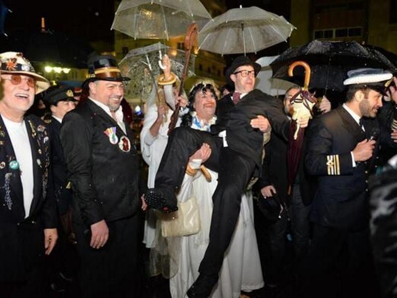 ΠΑΤΡΑ: Ο γάμος της βασίλισσας του Καρναβαλιού στην Ανω Πόλη