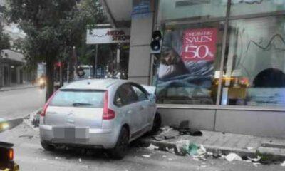 ΠΑΤΡΑ: Τροχαίο στη Γούναρη! ΙΧ καρφώθηκε σε κολώνα, εκσφενδόνισε μηχανάκι σε ανθοπωλείο
