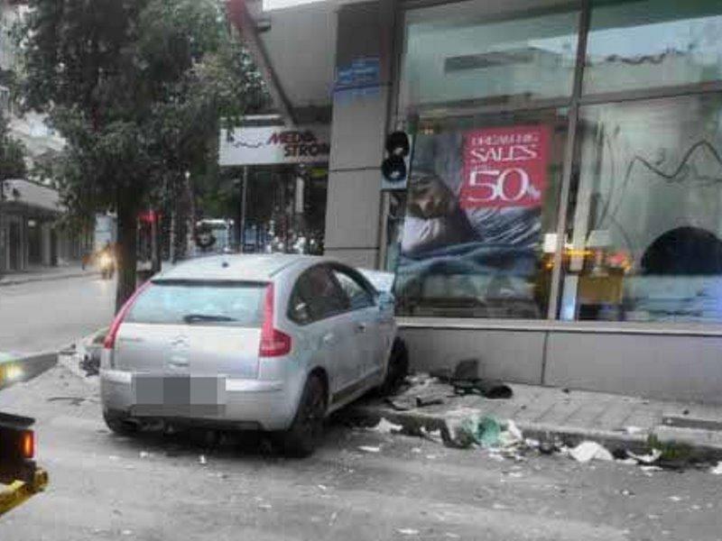 ΠΑΤΡΑ: Τροχαίο στη Γούναρη! ΙΧ καρφώθηκε σε κολώνα, εκσφενδόνισε μηχανάκι σε ανθοπωλείο