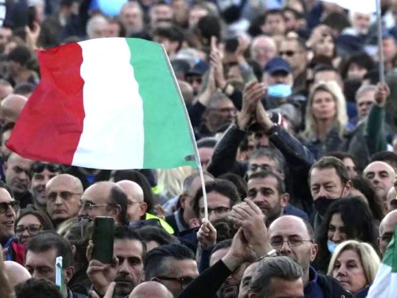 Ένας στους δύο Ιταλούς αδυνατεί να καλύψει ακόμη και τις βασικές ανάγκες του
