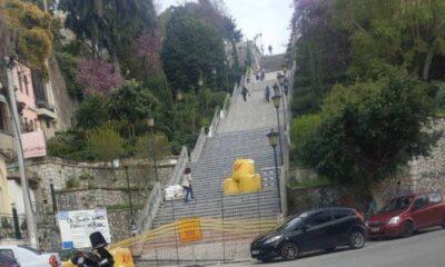 ΠΑΤΡΑ - Σκάλες Αγίου Νικολάου: Ανεβαίνουν τα σκαλιά αγνοώντας τις προειδοποιητικές πινακίδες λόγω εργοταξίου - ΦΩΤΟ