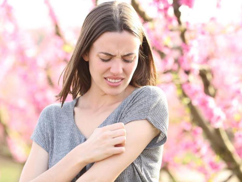 Άνοιξη & δέρμα: Πώς να προστατευθείτε από αλλεργίες