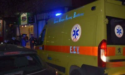 Ασθενοφόρο του ΕΚΑΒ με αναμμένους φάρους τη νύχτα
