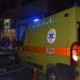 Ασθενοφόρο του ΕΚΑΒ με αναμμένους φάρους τη νύχτα