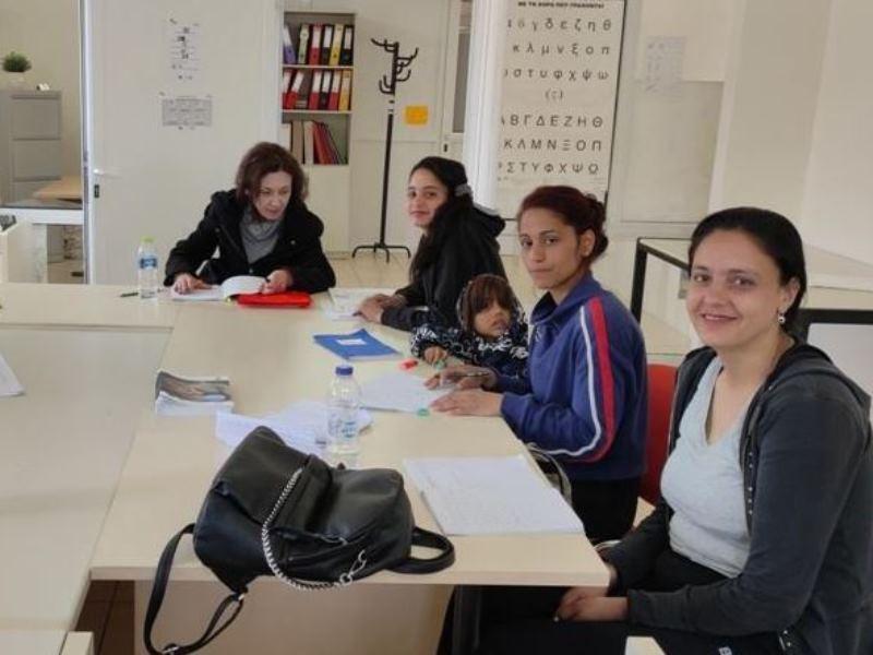 «Συνεχίζονται με επιτυχία οι δράσεις αλφαβητισμού γυναικών Ρομά, από το Κέντρο Κοινότητας Δήμου Πατρέων»