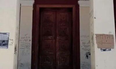 «Απόλλων»: Ερμαιο των μπαχαλάκηδων το ιστορικό θέατρο – Ξήλωσαν και τα… μάρμαρα