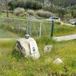 "Πνίγηκε" στα χόρτα το μνημείο - Εικόνα που προκάλεσε τις αντιδράσεις 