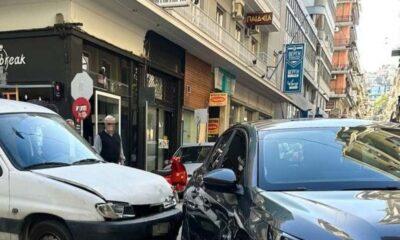 ΠΑΤΡΑ: Τροχαίο στο κέντρο! - Το αυτοκίνητο ανέβηκε στο πεζοδρόμιο – ΦΩΤΟ
