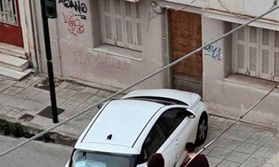 ΠΑΤΡΑ – ΟΔΟΣ ΚΑΡΟΛΟΥ: Αυτοκίνητο λίγο έλειψε…. να “μπει” σε σπίτι – ΦΩΤΟ