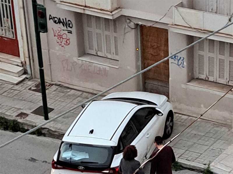 ΠΑΤΡΑ – ΟΔΟΣ ΚΑΡΟΛΟΥ: Αυτοκίνητο λίγο έλειψε…. να “μπει” σε σπίτι – ΦΩΤΟ