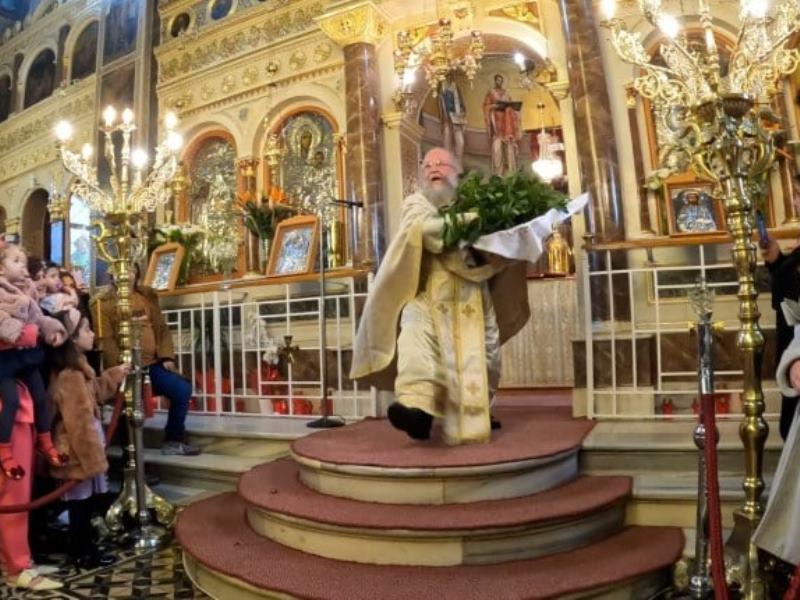 Χίος: Η πρώτη Ανάσταση στην Ευαγγελίστρια από τον viral «ιπτάμενο» ιερέα – ΒΙΝΤΕΟ
