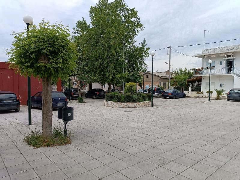 ΠΑΤΡΑ - πλατεία των Εργατικών Κατοικιών: Η απαγόρευση του παρκαρίσματος στις περιοχές παιδικών χαρών - ΦΩΤΟ