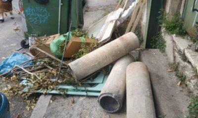 Απαξιωμένο πεζοδρόμιο στην οδό Σισσίνη στην Πάτρα μπλοκάρεται από σκουπίδια και μπάζα από ανακαινίσεις γειτονικών σπιτιών