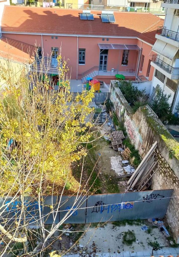 ΠΑΤΡΑ: Ανεκμετάλλευτος και ανεπαρκώς συντηρημένος προαύλιος χώρος της πρώην Εμπορικής Σχολής στην οδό Μανιακίου ανησυχεί τους κατοίκους