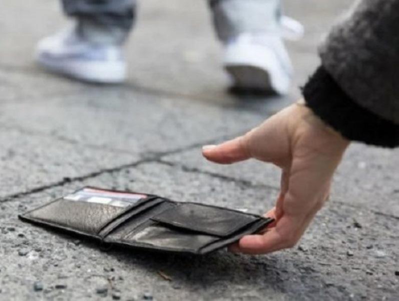 Τέσσερα 13χρονα στην Πάτρα βρήκαν πορτοφόλι με 700 ευρώ και το παρέδωσαν στην αστυνομία