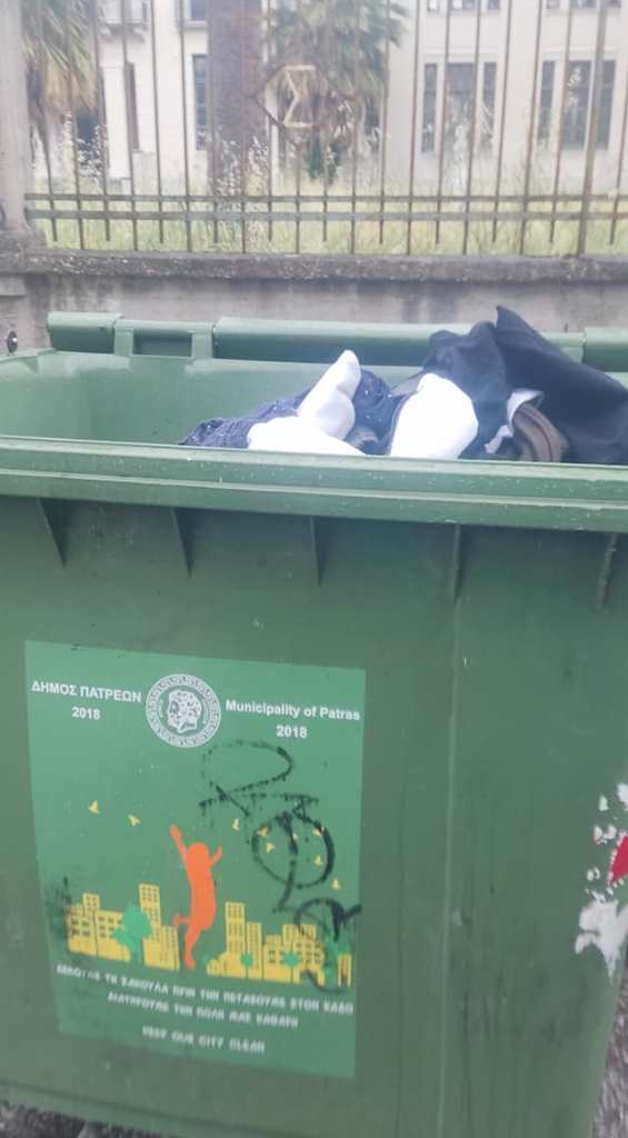 ΠΑΤΡΑ: Ανεύθυνη συμπεριφορά υπαλλήλου δήμου στην ηματιοθήκη - Απόρριψη ρούχων στα σκουπίδια αντί για ανακύκλωση - ΦΩΤΟ