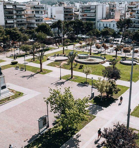Ψηλά Αλώνια, Πάτρα, πλατεία, ιστορία, καφετέριες, μπαρ, ηλιοβασίλεμα, ποδόσφαιρο, παιχνίδι, παιδιά, σκυλιά, βόλτα, άγαλμα Παλαιών Πατρών, Επανάσταση 1821, κέντρο πόλης, δραστηριότητες, τοπική ζωή, γειτονιά, ατμόσφαιρα