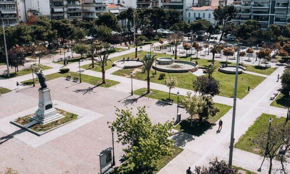 Ψηλά Αλώνια, Πάτρα, πλατεία, ιστορία, καφετέριες, μπαρ, ηλιοβασίλεμα, ποδόσφαιρο, παιχνίδι, παιδιά, σκυλιά, βόλτα, άγαλμα Παλαιών Πατρών, Επανάσταση 1821, κέντρο πόλης, δραστηριότητες, τοπική ζωή, γειτονιά, ατμόσφαιρα
