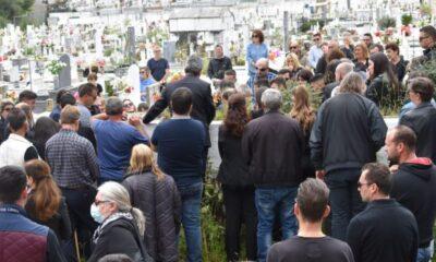 Απαρηγόρητοι οι γονείς του αδικοχαμένου βρέφους – Ανείπωτη θλίψη στην κηδεία της μικρής Λυδίας – Ελένης