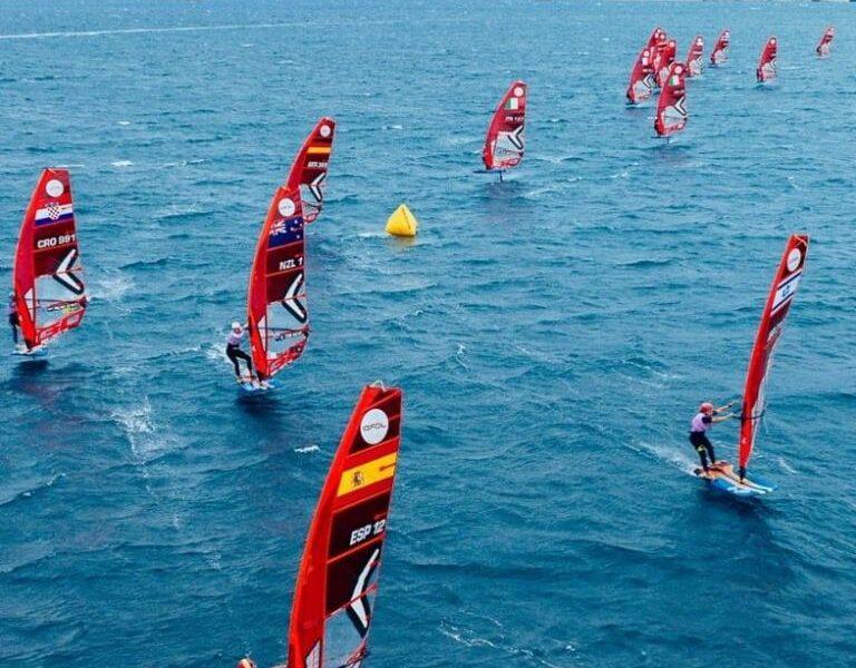 Ευρωπαϊκό Πρωτάθλημα IQFOIL στην Πάτρα: Εντυπωσιακές εικόνες από το σούπερ θέαμα με συμμετοχή αθλητών από όλο τον κόσμο