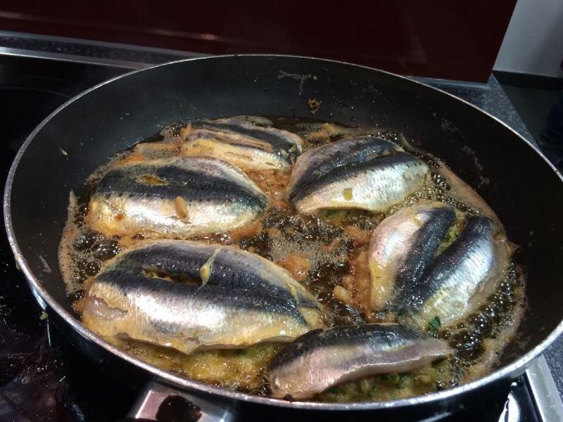 Προκαλούνται αντιδράσεις από βίντεο ταβέρνας - Ψάρια τηγανίζονται ζωντανά