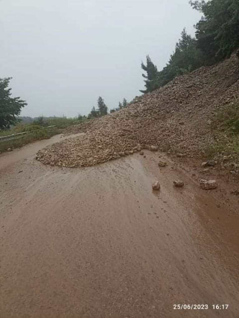 Οδηγοί προσοχή: Κλειστός δρόμος λόγω κατολίσθησης στην Πούντα Καλαβρύτων - ΦΩΤΟ