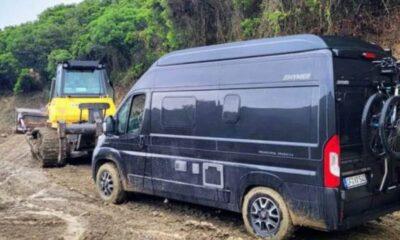 Υπάλληλοι της Περιφέρειας έσωσαν εγκλωβισμένο ζευγάρι τουριστών στις Πηγές Αγίου Βάρβαρου