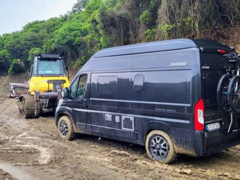 Υπάλληλοι της Περιφέρειας έσωσαν εγκλωβισμένο ζευγάρι τουριστών στις Πηγές Αγίου Βάρβαρου