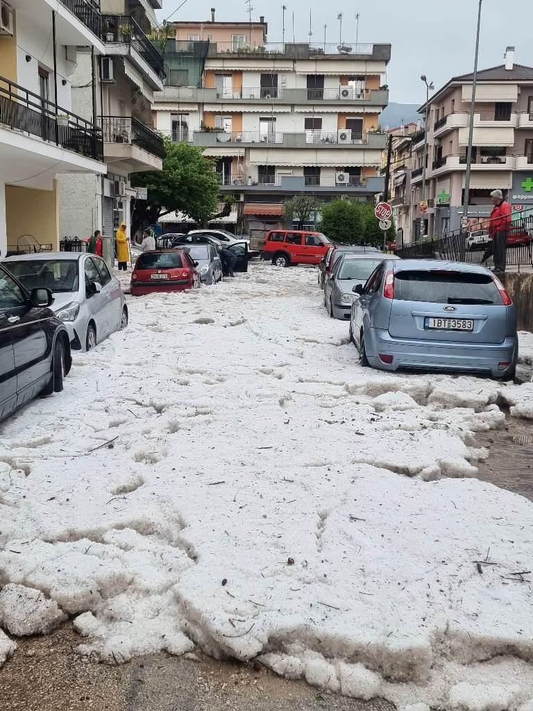 Σφοδρή χαλαζόπτωση μεταμορφώνει τα Ιωάννινα σε χειμωνιάτικο τοπίο - ΦΩΤΟ