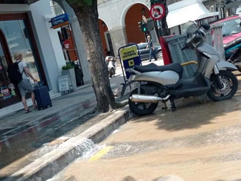 ΠΑΤΡΑ: Πλημμύρισε δρόμος λόγω διαρροής νερού - Ανεπίδεκτη αντίδραση αρμοδίων