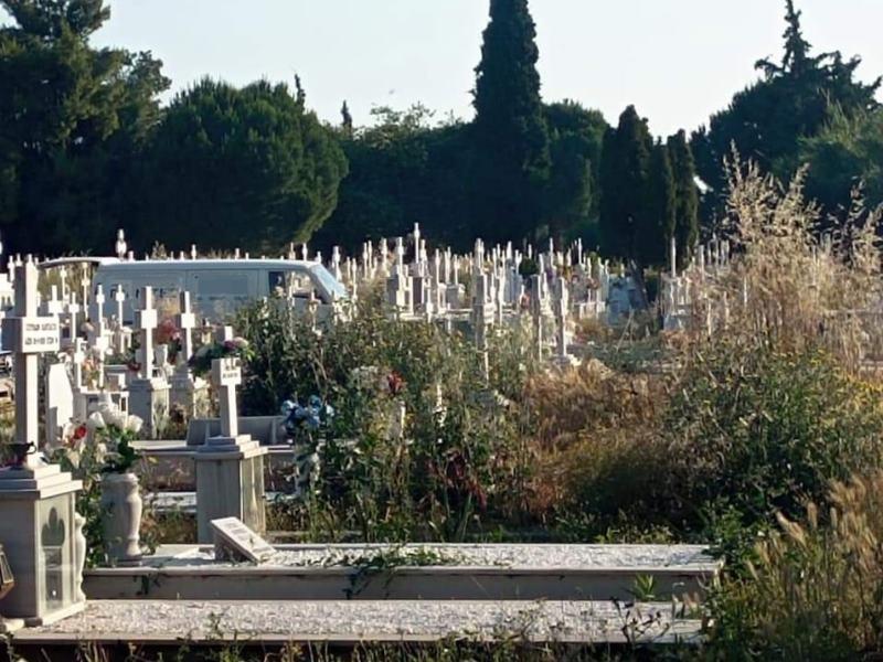 ΠΑΤΡΑ: Πολίτες καταγγέλλουν - Το κοιμητήριο, μετατράπηκε σε ζούγκλα και αυξάνεται ο κίνδυνος πυρκαγιάς