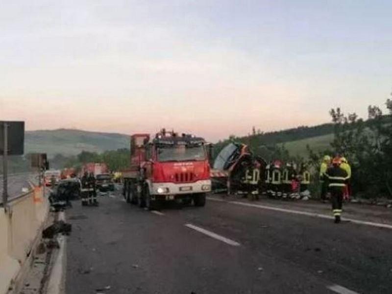 Τραγωδία στον αυτοκινητόδρομο Α16 στην Ιταλία: Ατύχημα με λεωφορείο και 5 αυτοκίνητα, ένας νεκρός και πολλοί τραυματίες
