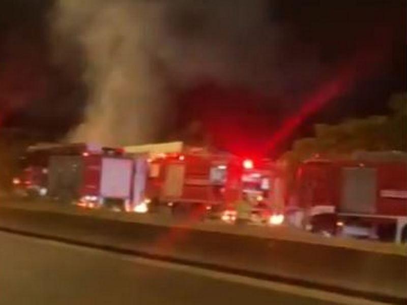 ΠΑΤΡΑ: Πανικός στην περιμετρική λόγω πυρκαγιάς σε νταλίκα! - Έχει κλείσει η περιμετρική