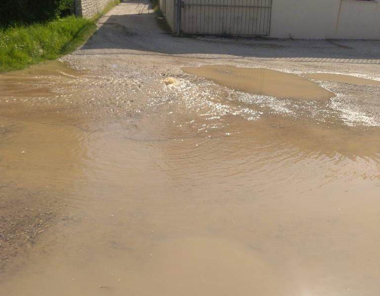Έκτακτη διαρροή αγωγού ύδρευσης στην οδό Γεωργίου Σεφέρη 36 στην Πάτρα - "Όλα τα λεφτά" η απάντηση της ΔΕΥΑΠ