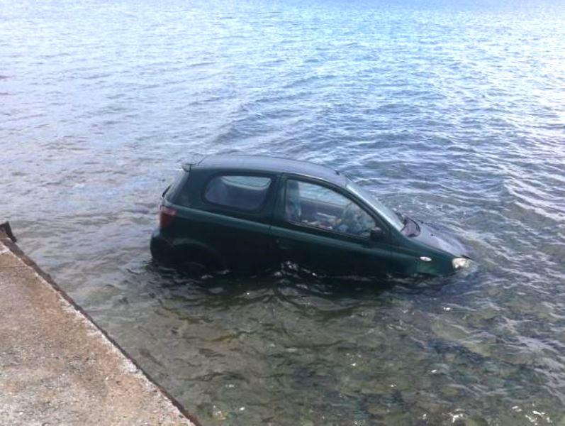 ΠΑΤΡΑ: Πτώση Ι.Χ.Ε. οχήματος στη θάλασσα στην περιοχή Κάστρο Ρίου - Η οδηγός είχε καταναλώσει αλκοόλ