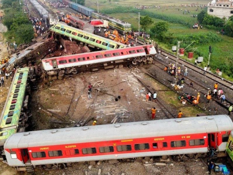 Τραγική σύγκρουση τρένων στην ανατολική Ινδία: 288 νεκροί και 850 τραυματίες