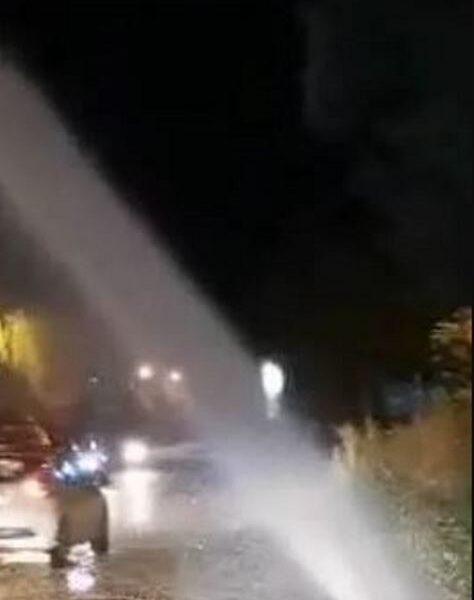 ΠΑΤΡΑ: Ατύχημα ύδρευσης στην παραλιακή των Βραχνέικων - Αυτοσχέδιο "σιντριβάνι" και αστυνομική παρέμβαση