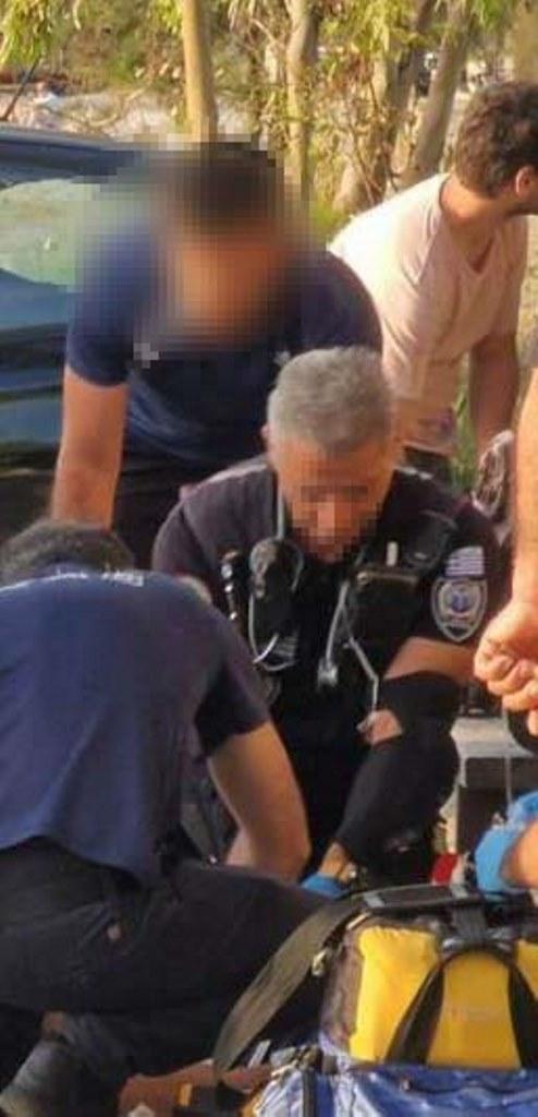 Ηρωική διάσωση στην Πάτρα - Διασώστες επανέφεραν ηλικιωμένο και έλαβαν χειροκροτήματα