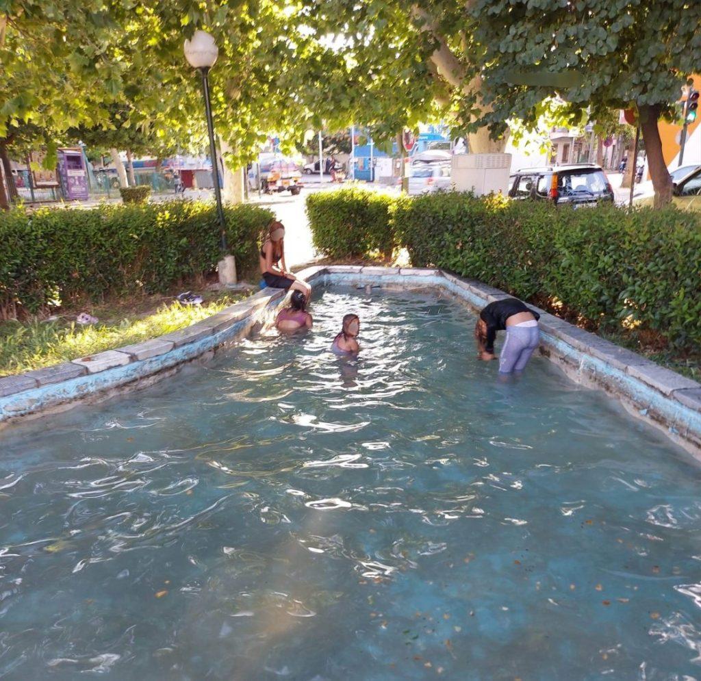 ΠΑΤΡΑ: Ρομά στο συντριβάνι της πλατείας Μαρούδα - Αντιδράσεις και αναζήτηση λύσεων - ΦΩΤΟ