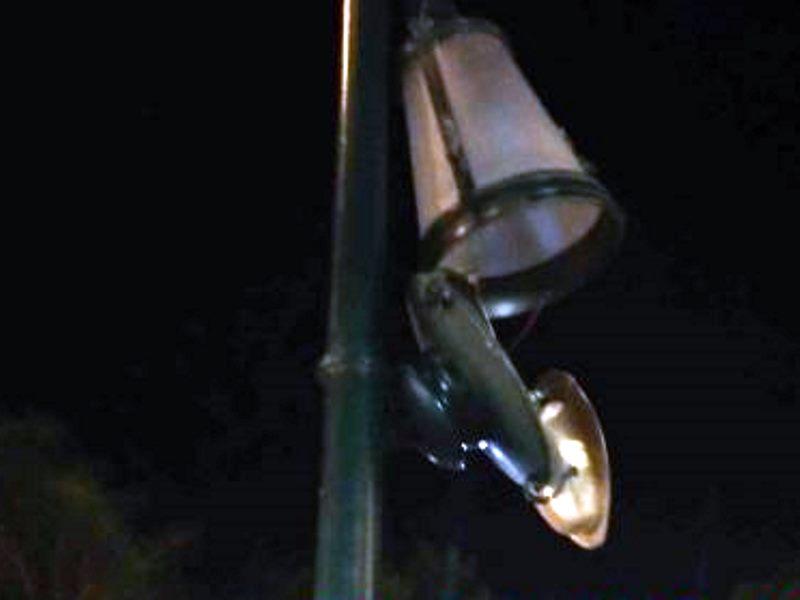 ΠΑΤΡΑ: Κίνδυνος κολωνών φωτισμού στα Ψηλαλώνια - Αποτρόπαιο ατύχημα με ανυπολόγιστες συνέπειες!