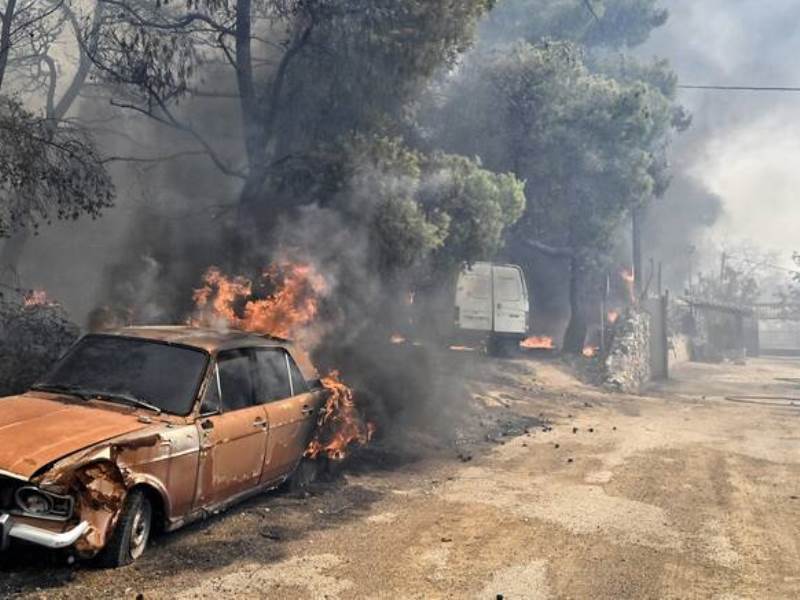 ΛΟΥΤΡΑΚΙ: Πυρκαγιά στην ευρύτερη περιοχή - 20-25 σπίτια καταστράφηκαν ολοσχερώς