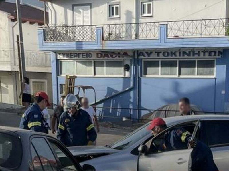 ΠΑΤΡΑ: Σοβαρό τροχαίο ατύχημα με εγκλωβισμένο τραυματία στην Οδό Δημοκρατίας στην Οβρυά - Ενας τραυματίας διακομίστηκε στο νοσοκομείο