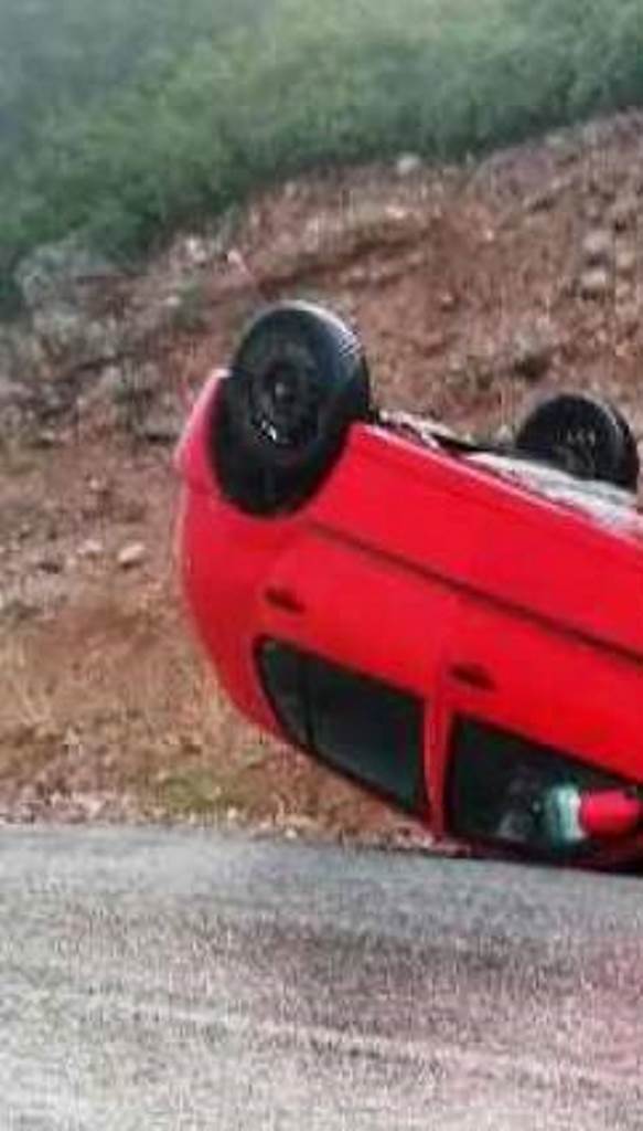 Ηλικιωμένο Ζευγάρι Ενεπλάκη σε Τροχαίο - Ελαφρά Τραυματισμένοι μετά την Τούμπα του Αυτοκινήτου τους