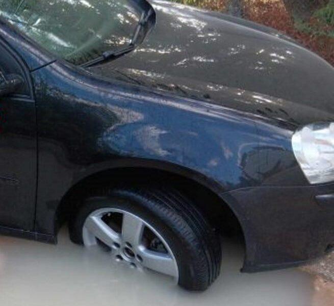 ΠΑΤΡΑ: Κίνδυνος στην οδό Δημητσάνας 11 - Υπερμεγέθης λακκούβα προκαλεί ανησυχία και κινδύνους στην κυκλοφορία