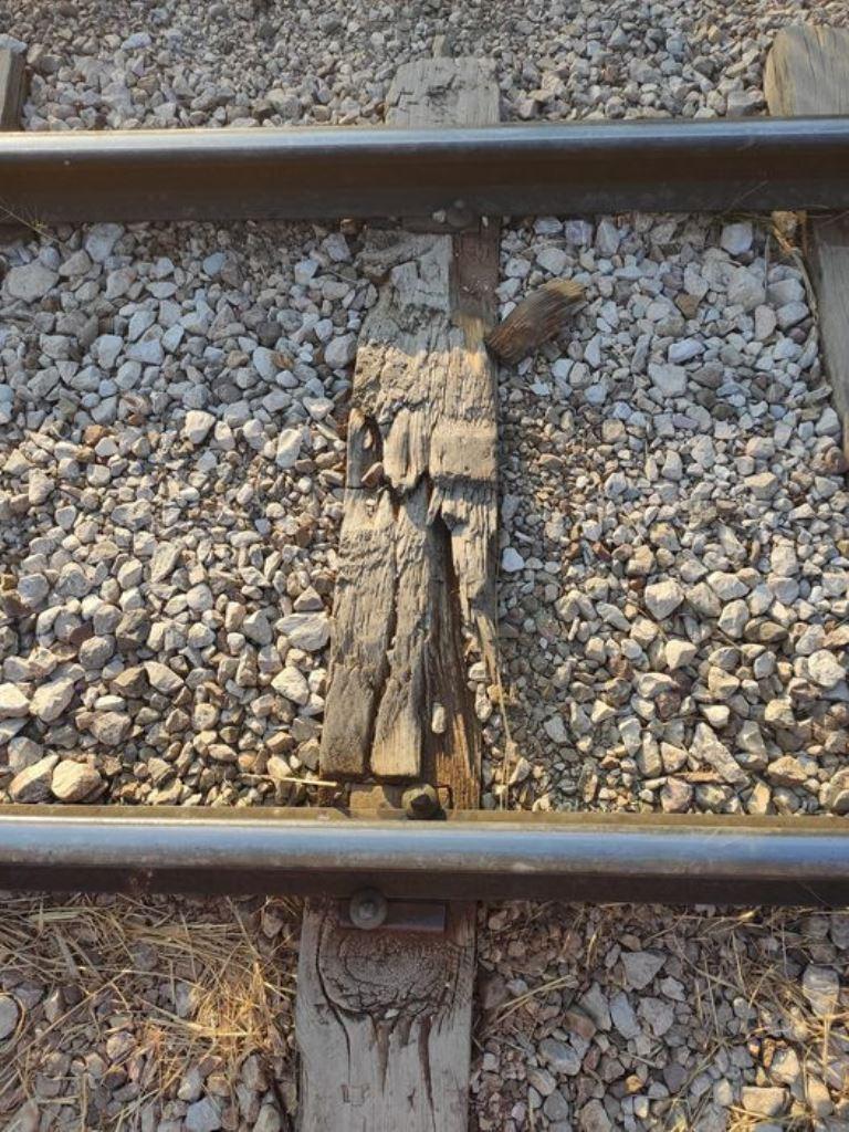 ΠΑΤΡΑ: Κρίσιμη Κατάσταση - Σπασμένη Τραβέρσα 20 Μέτρα Μετά το Τέλος της Αποβάθρας του Προαστιακού στον Καστελλόκαμπο προς Ρίο