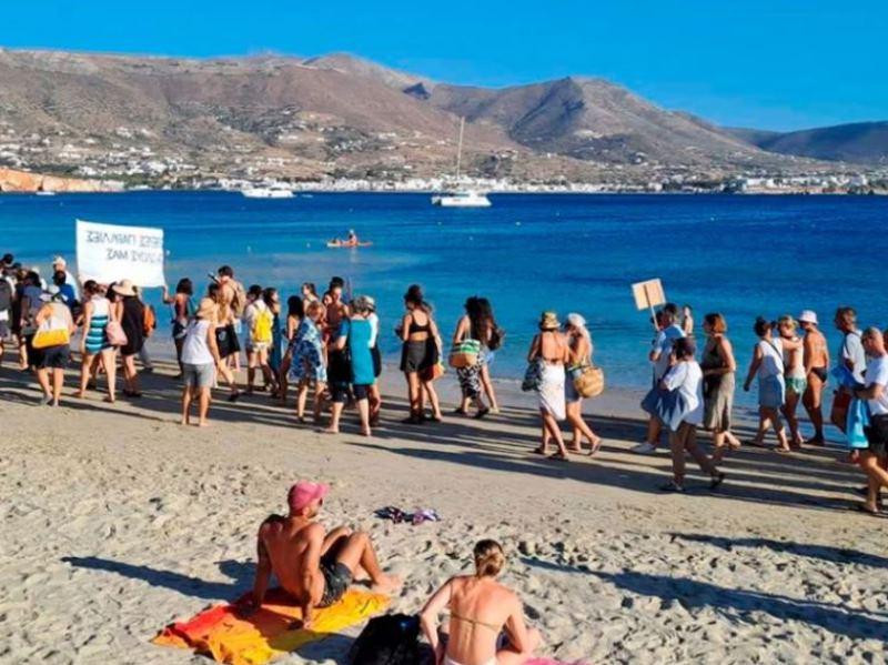 Το «Κίνημα της Πετσέτας»: Πολίτες ενάντια στην παράνομη κατάληψη παραλιών και υπέρ της ελεύθερης πρόσβασης