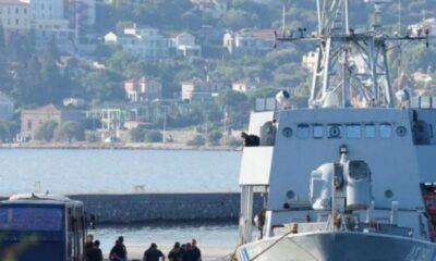 Θανατηφόρο ναυάγιο προσφύγων στη Λέσβο: Νεκροί και διασωθέντες μεταφέρονται στο λιμάνι της Μυτιλήνης