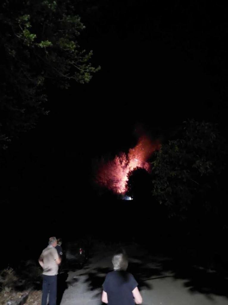 Φωτιά Ξεσπά στο Χωριό Πλάκα Καλαβρύτων στην Αροανία - Αναστάτωση και Προσπάθειες Κατάσβεσης - ΒΙΝΤΕΟ