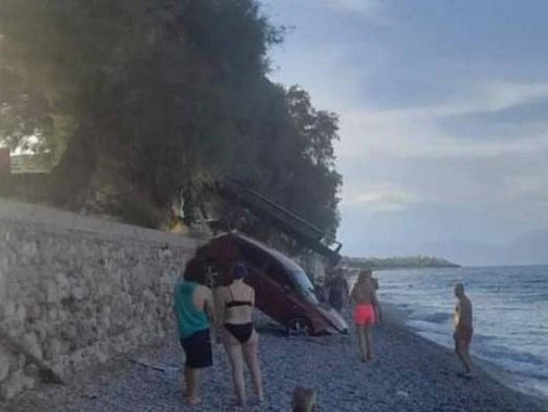 Πτώση ΙΧ αυτοκινήτου σε παραλία του Κράθιου Ακράτας - Μαρτυρίες αναφέρουν απροσεξία του οδηγού