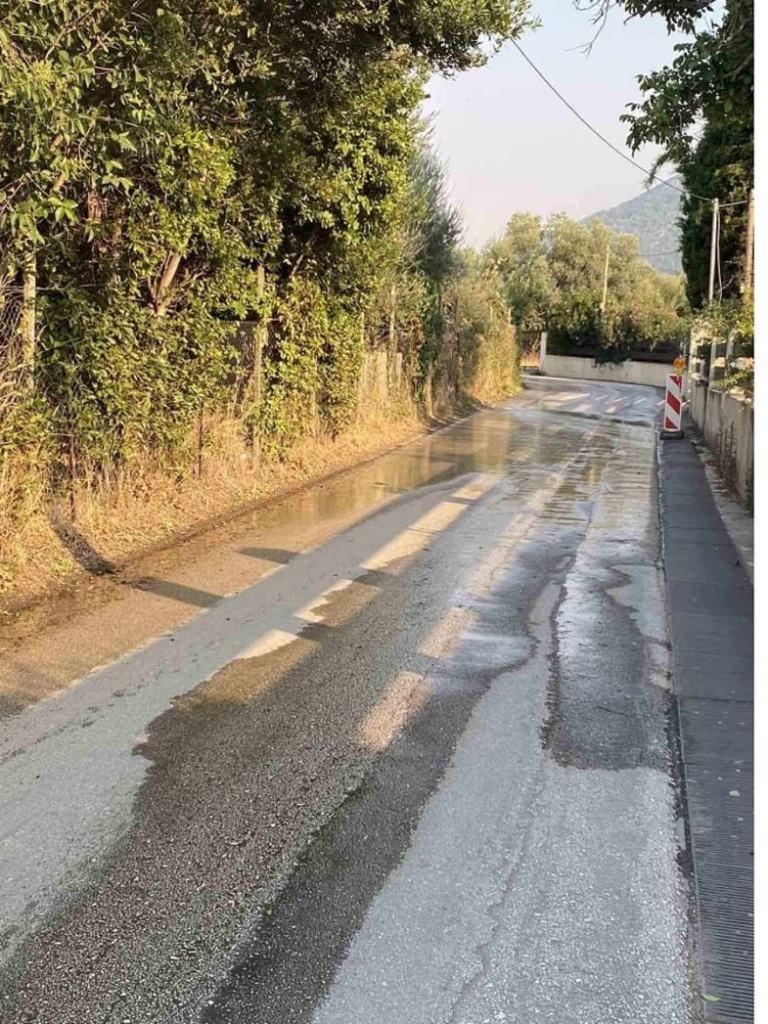 ΠΑΤΡΑ: Ανησυχία για Άσκοπη Εκροή Νερού στην Οδό Μαραθωνομάχων της Περιβόλας για 14η Ημέρα - Κατοίκοι Εκφράζουν Ανησυχία και Δυσαρέσκεια
